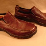 MEN’S DARK BROWN SLIP-ON’S BY CLARKS; SIZE 12M; LEATHER UPPERS; PRE-OWNED