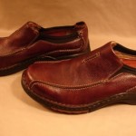 MEN’S DARK BROWN SLIP-ON’S BY CLARKS; SIZE 12M; LEATHER UPPERS; PRE-OWNED