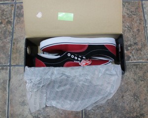 VANS ERA SIZE 10.5 BLACK AND RED SUEDE