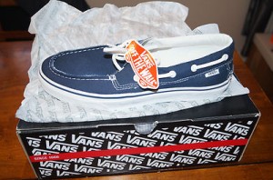 Brand New in box… VANS ZAPATO DEL BARCO, NAVY/TRUE WHITE 10.5 MENS